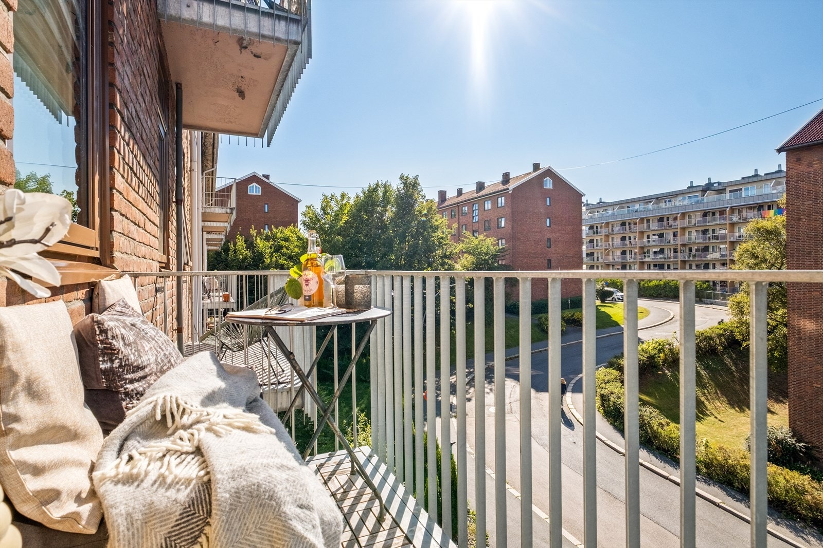 Flott vestvendt balkong på ca. 3 kvm med gode solforhold Galleribilde