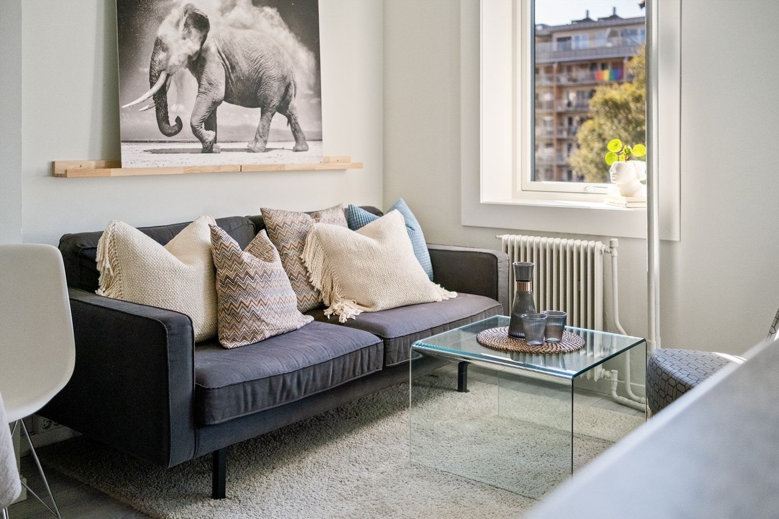 I stuen er det plass til sofaseksjon med tilhørende møblement og spisebord Galleribilde