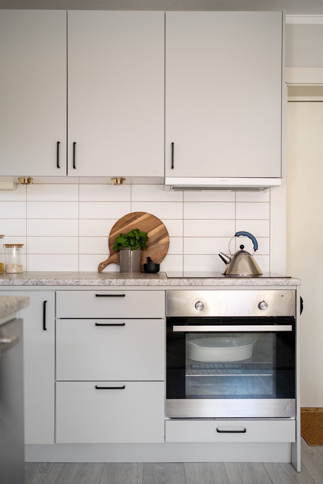 Kjøkkeninnredning med glatte fronter. Laminat benkeplate med nedfelt vaskekum. Integrert med kjøl/fryseskap, platetopp, stekeovn og oppvaskmaskin. Ventilator over kokeplass Galleribilde