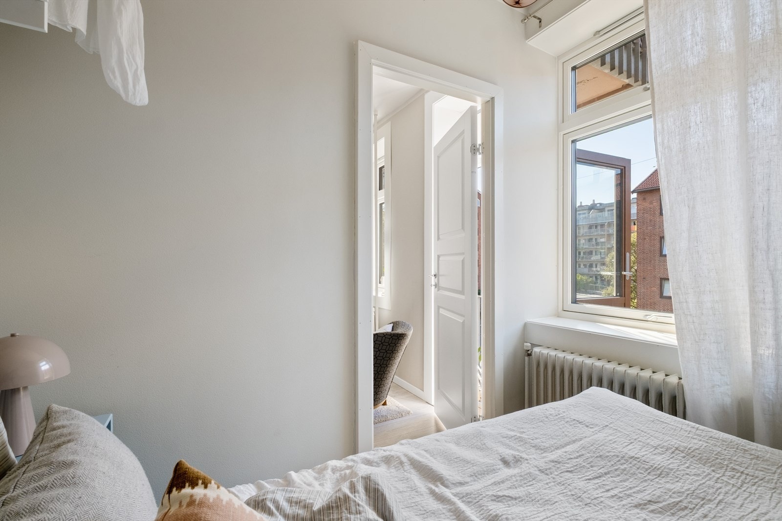 Store vindusflater som gir rikelig med luft og lys Galleribilde