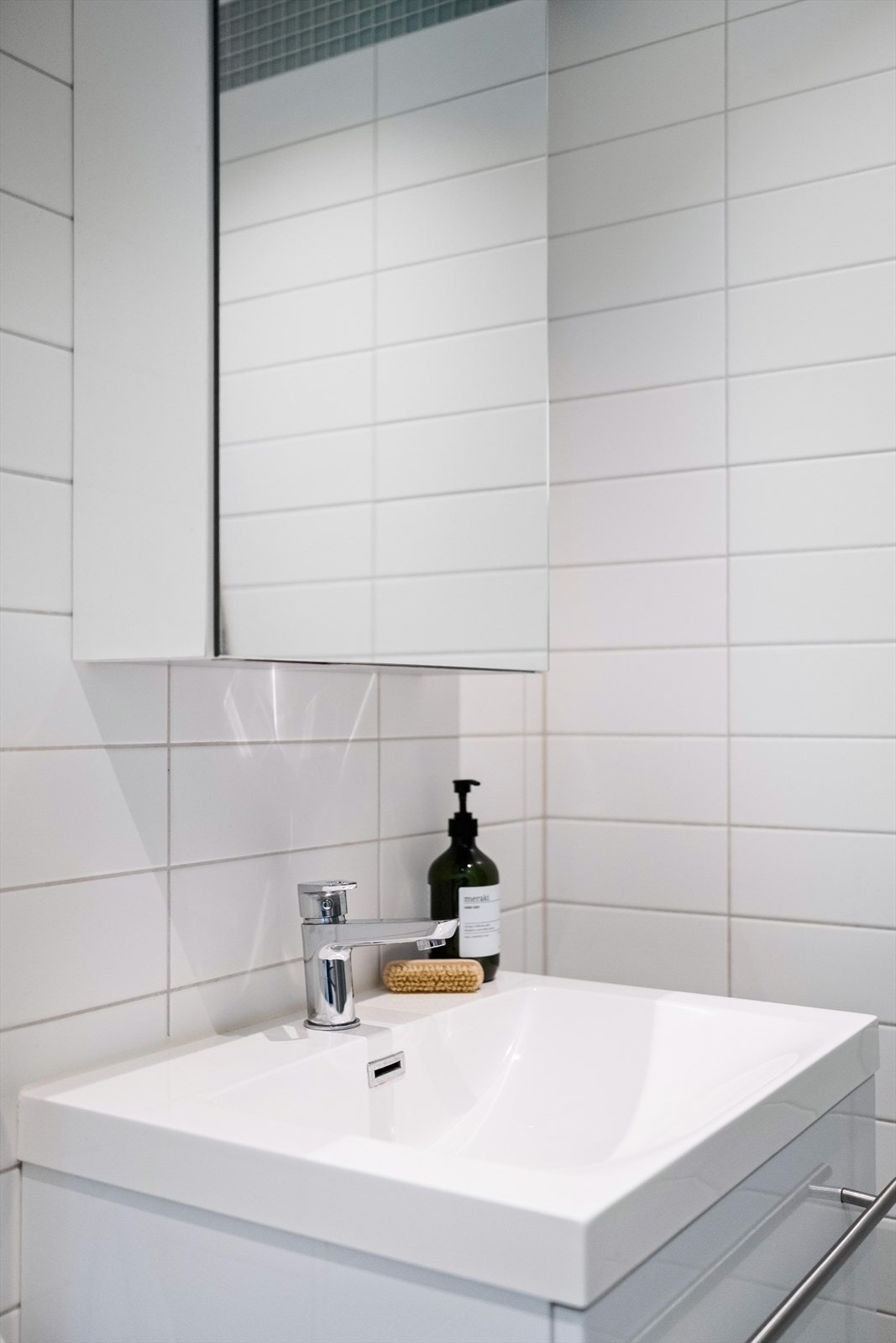 Innredet med vegghengt klosett, baderomsinnredning med heldekkende servant, speilskap og dusjvegger. Galleribilde