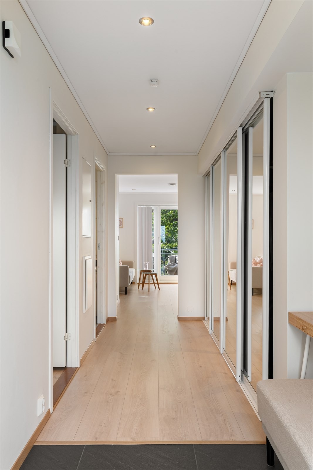 Leiligheten har en romslig entré og et praktisk nisje for garderobe. Dør inn til soverommet Galleribilde