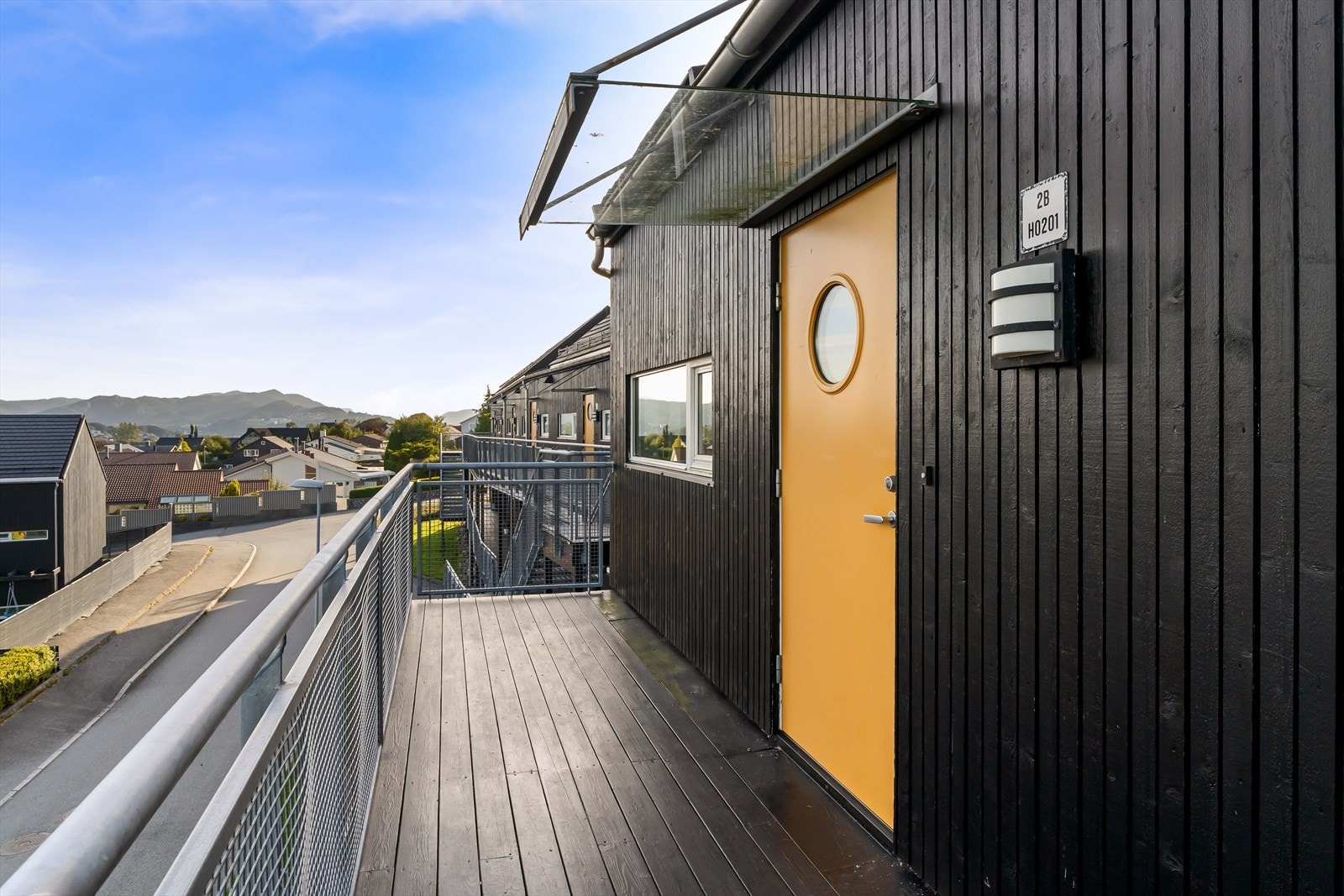 Leiligheten ligger i 2. etasje, fint plassert på enden av blokken. Galleribilde