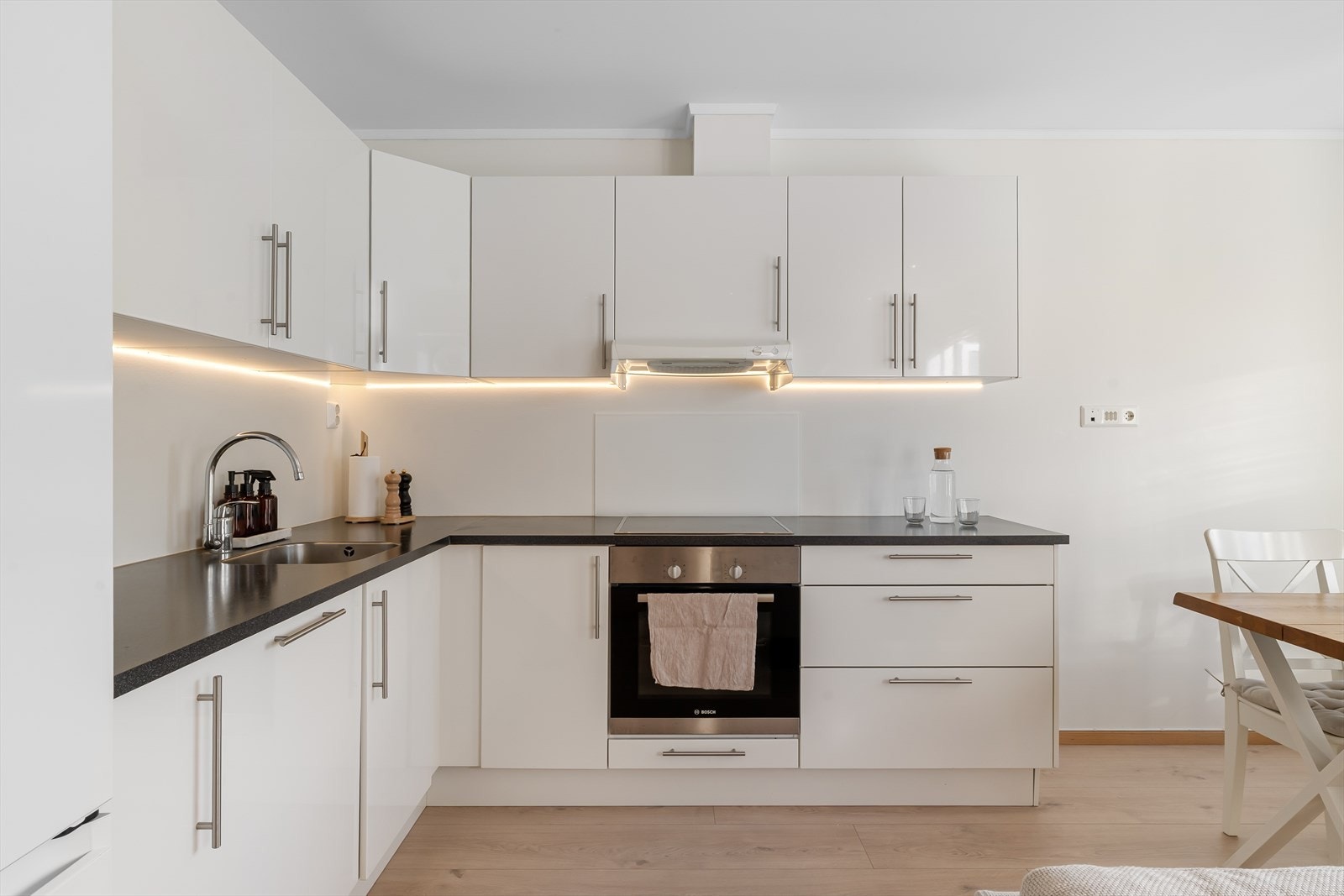 Kjøkkenet har moderne innredning med rikelig skapplass og gode arbeidsflater. Galleribilde