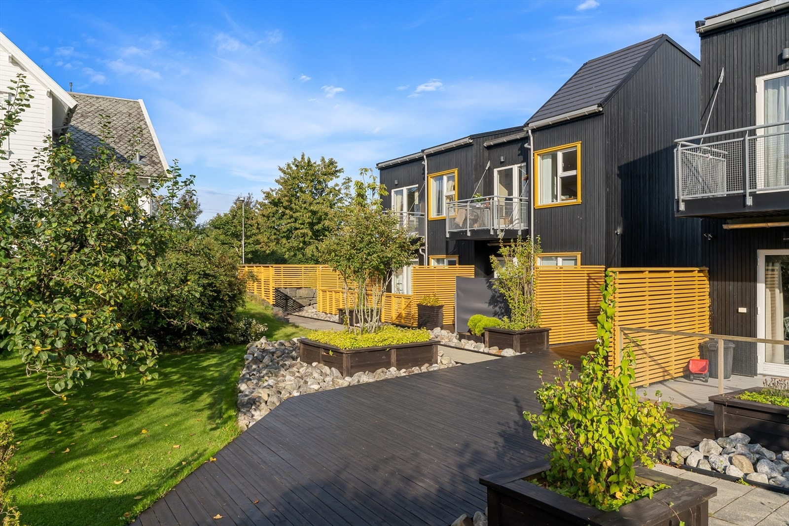 Boligen ligger attraktivt til i et etablert og populært boligområde på Sandved. Galleribilde