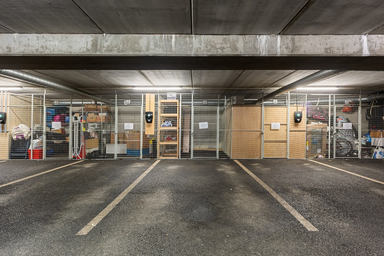 Leiligheten disponerer fast parkeringsplass og en sportsbod på ca. 6 m² i garasjeanlegg, samt en innvendig bod på ca. 3 m². Galleribilde