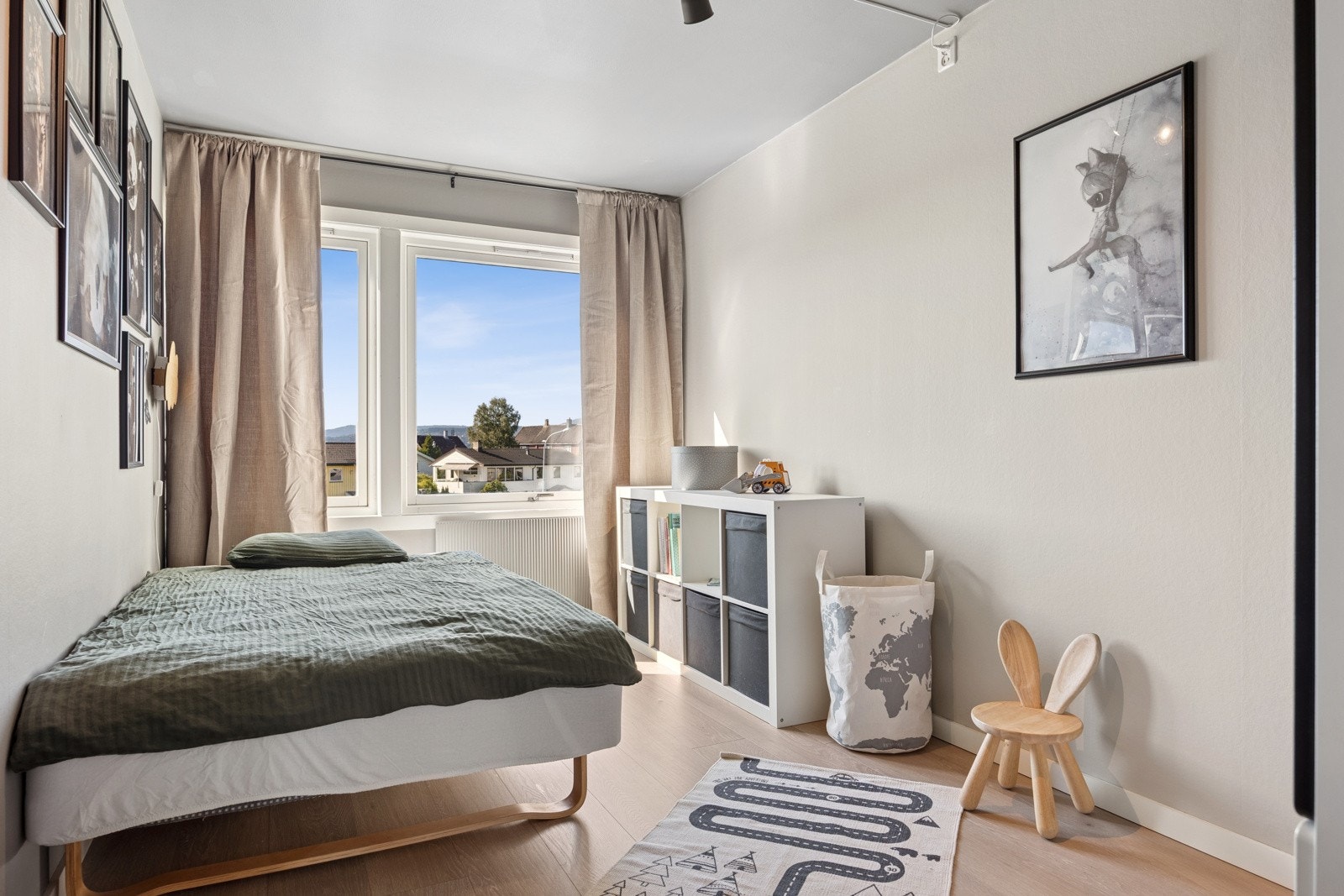 Det er god plass til seng, garderobeskap og arbeidsbord for lekser eller hjemmekontor på alle rom. Galleribilde