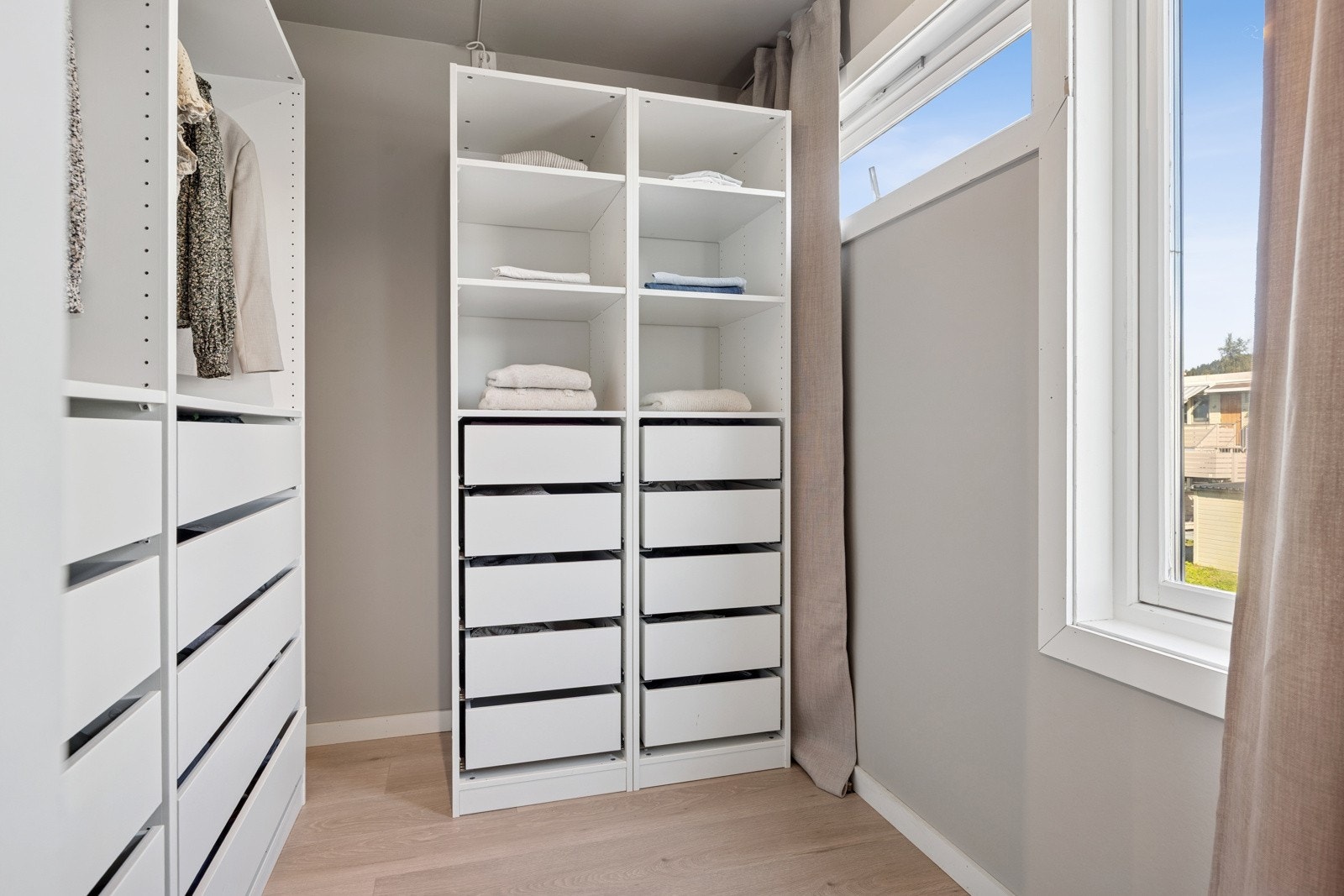 Praktiske PAX-garderobeskap fra IKEA er allerede montert og følger med boligen. Galleribilde