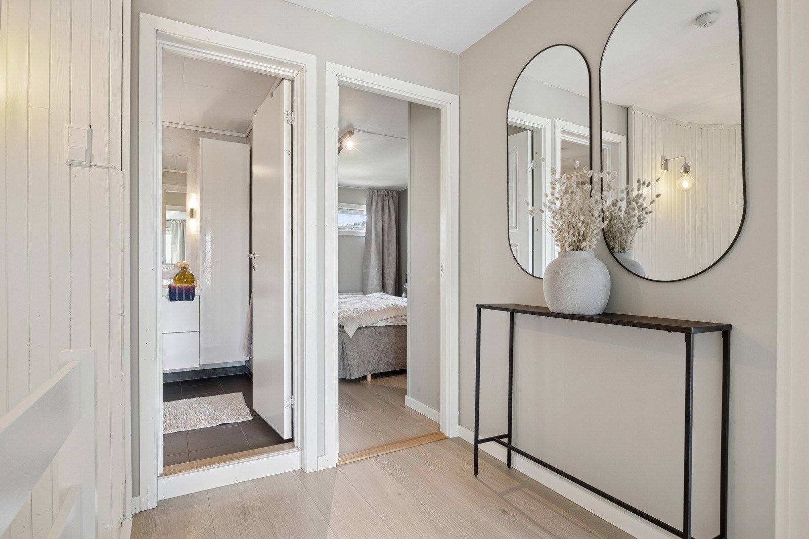 Tar man trappeløpet opp til 2. etasje ankommer man et gangareal som fordeler seg til 3 soverom og bad. Galleribilde