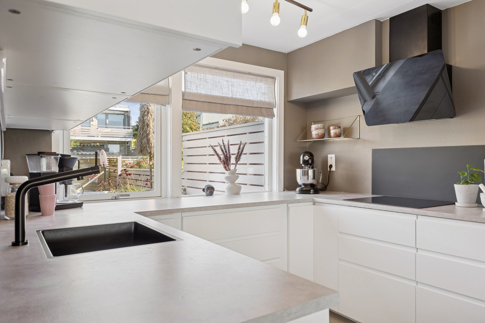 Det er integrerte hvitevarer i form av stekeovn, induksjonstopp, mikro, kombiskap og oppvaskmaskin. Galleribilde