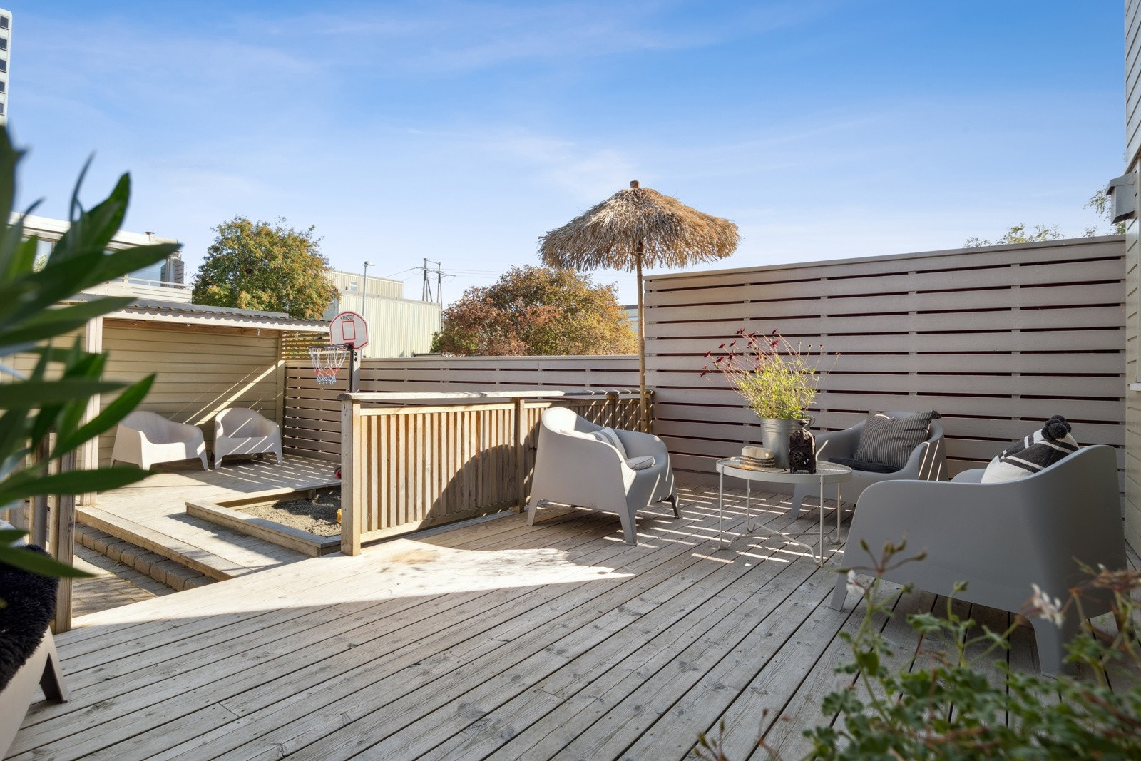 Ved inngangspartiet disponerer man et svært romslig uteareal med morgen- og formiddagssol. Deler av arealet er overbygd, og det er tilrettelagt for lek med sandkasse. Galleribilde