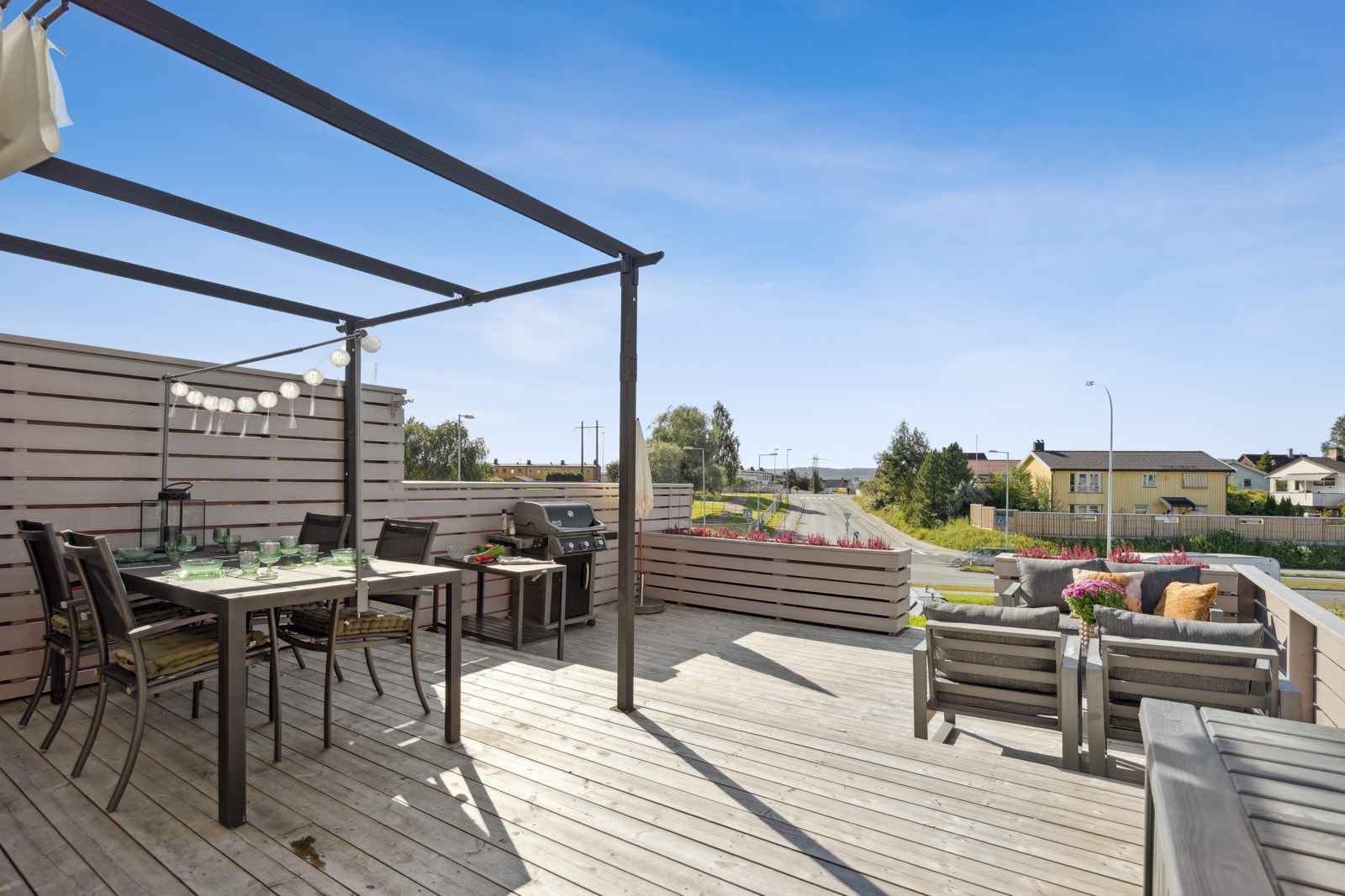 På motsatt side disponerer man et vestvendt uteareal på hele 33 kvm med ettermiddags- og kveldssol. Galleribilde