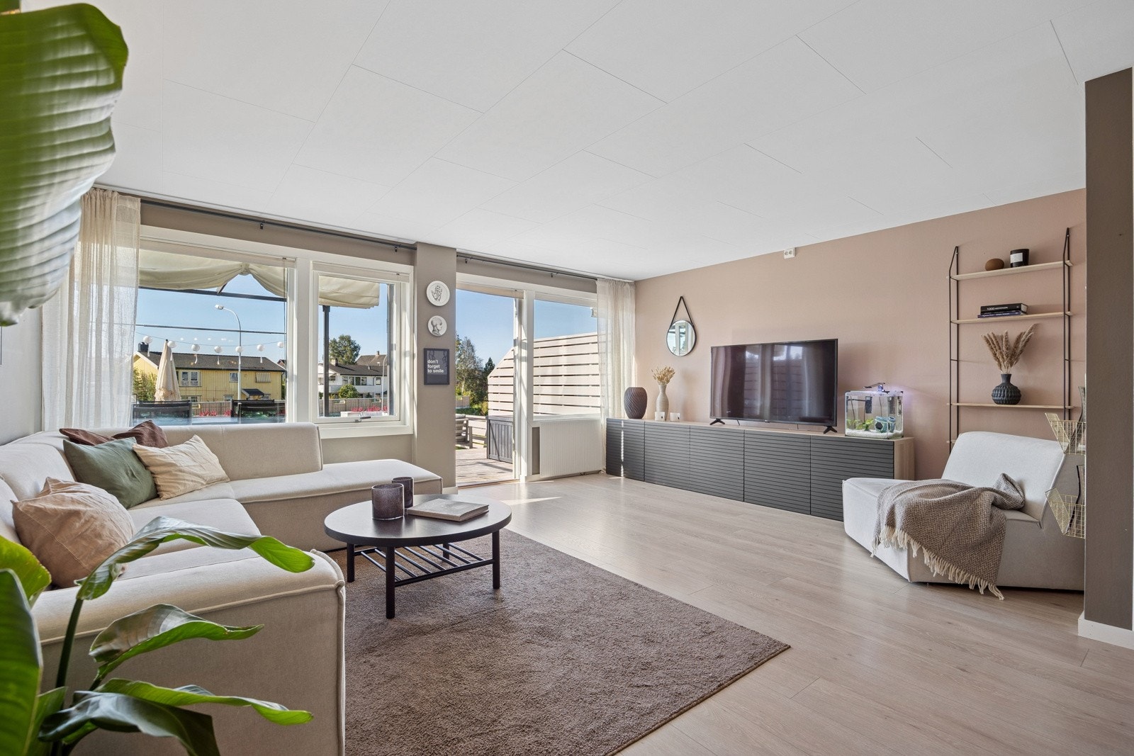 Boligen nyter en fin endebeliggenhet i et familievennlig tun på Risvollan, med bilfrie internveier og flere lekeplasser like ved. Her tilbys etterspurte kvaliteter som parkering i oppvarmet garasje, solrike uteplasser og god lagringsplass. Galleribilde