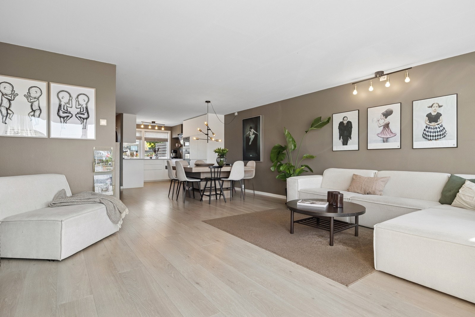 Stuen har en fin utforming og størrelse som gir plass til både spisebord, sofagruppe og mediemøblement. Galleribilde