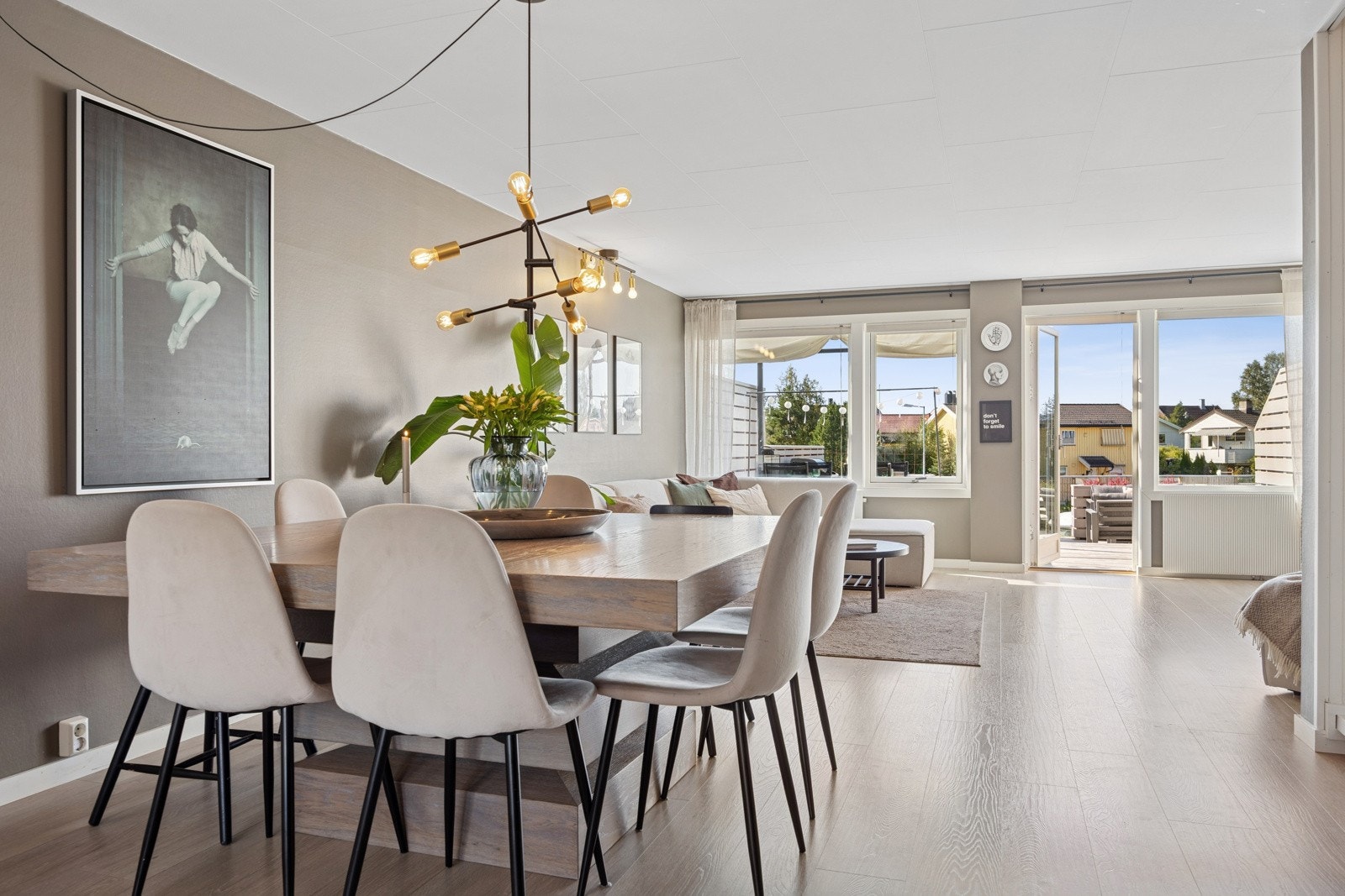 Inkludert i felleskostnadene er blant annet kabel-tv/internett, oppvarming, forbruk av varmtvann, vaktmestertjenester m.m. Galleribilde