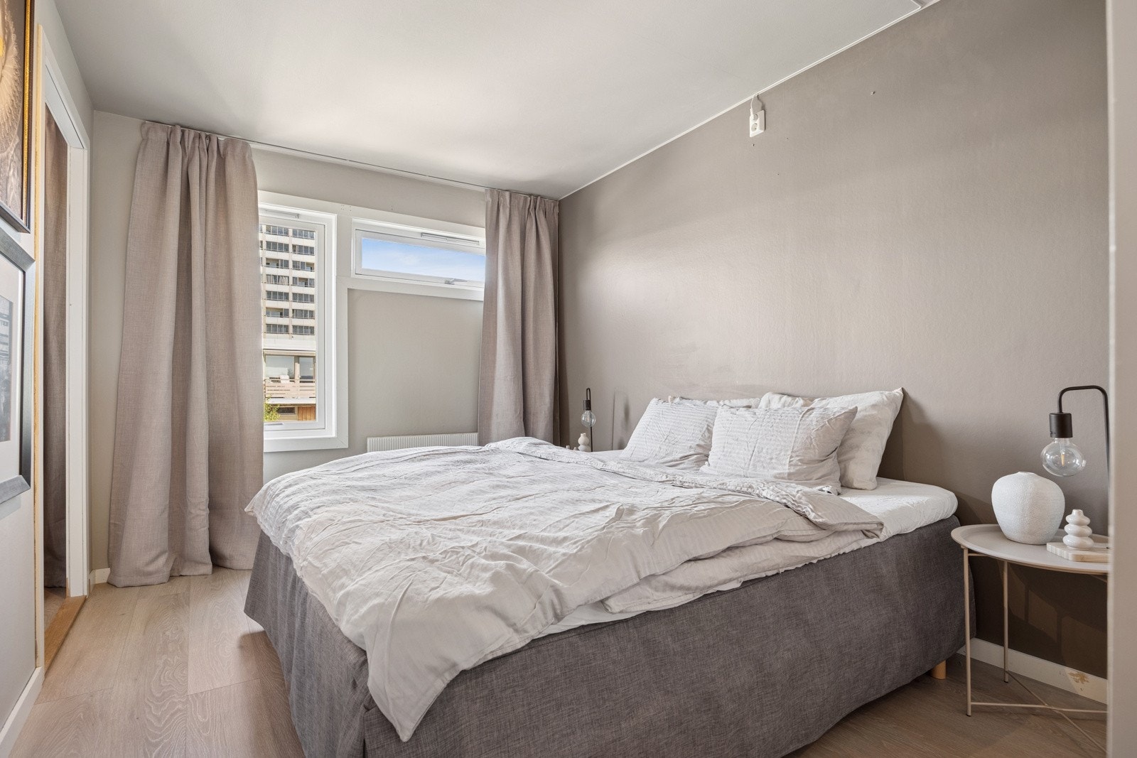 Soverommene er av god størrelse og måler henholdsvis 10,5 kvm, 10,5 kvm og 11,5 kvm. Galleribilde