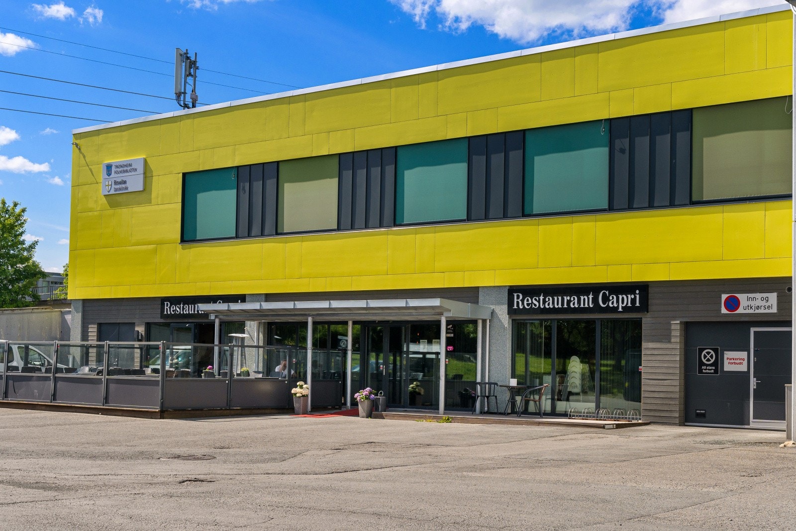 Ved senteret ligger også restaurant Capri, en hyggelig lokal familierestaurant på med fokus på Italiensk mat. Galleribilde