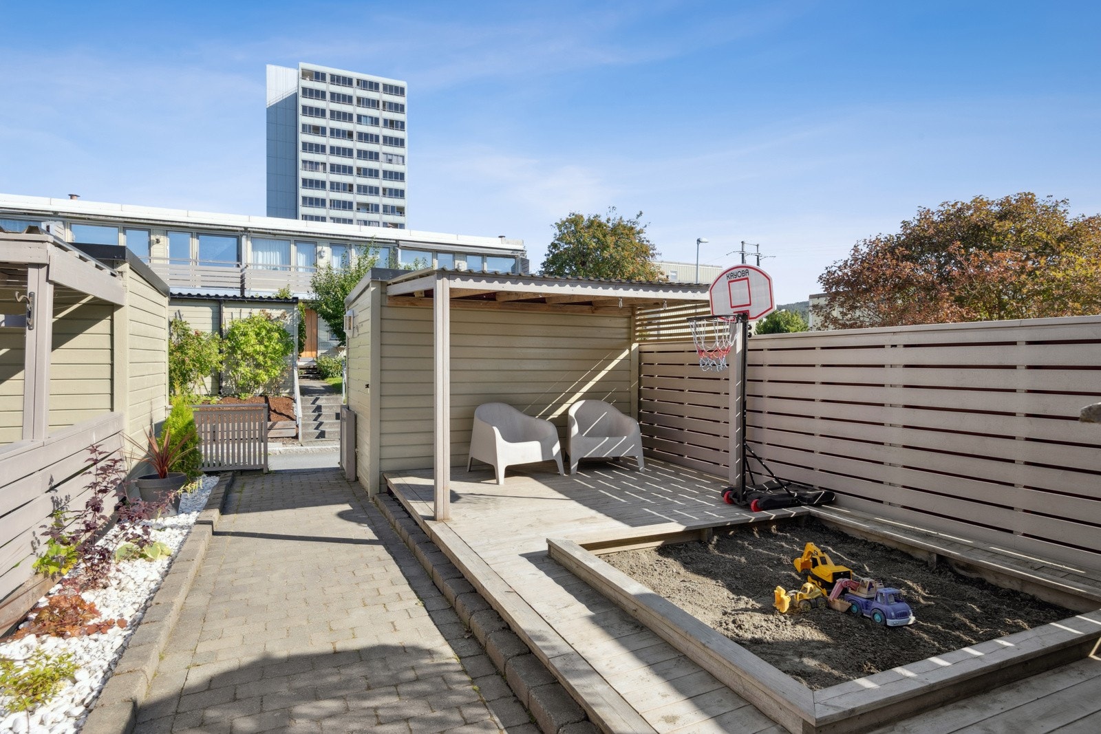 Det er adkomst til boligen via en asfaltert og utrafikkert internvei. Herfra leder en steinbelagt gangsti til et flott inngangsparti på østsiden av boligen. Det er satt opp en utvendig bod på 6 kvm for oppbevaring av sportsutstyr, ski, barnevogn o.l. Galleribilde