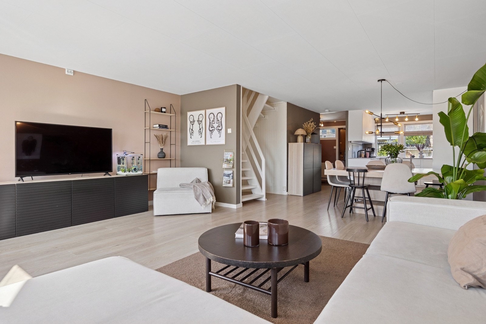 Oppholdsrommet oppleves lyst og luftig med vindusflater ved begge endevegger. Galleribilde