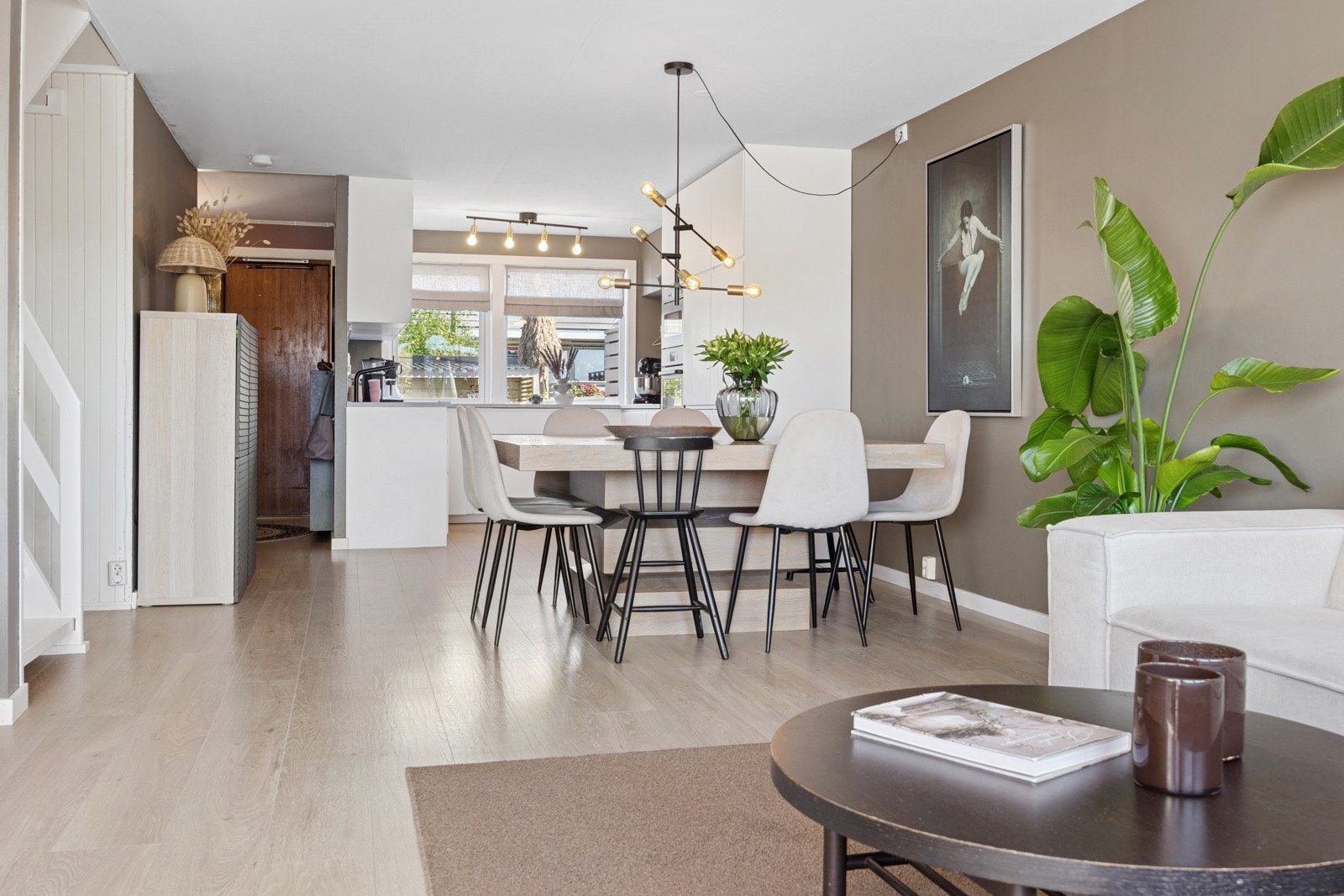 Det er installert Plejd smartbelysning på stue, kjøkken, gang, hovedsoverom og utelys. Galleribilde