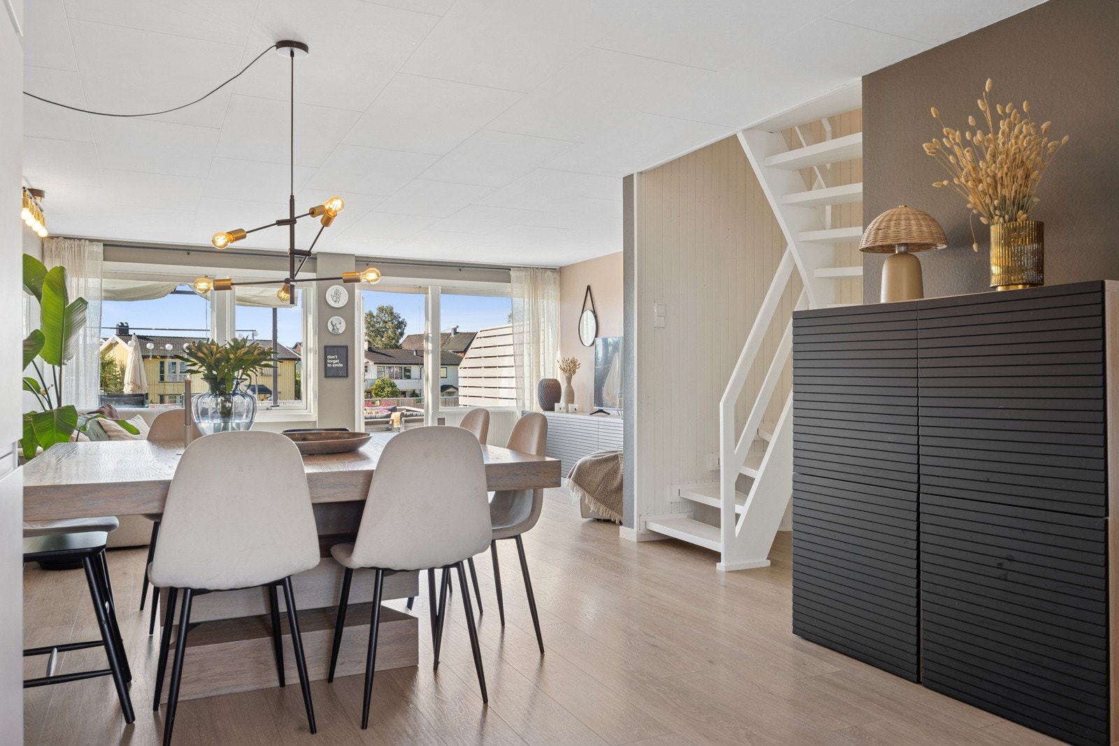 Det er lagt 1-stavs gulv og veggene er malt i tidløse nyanser. Galleribilde