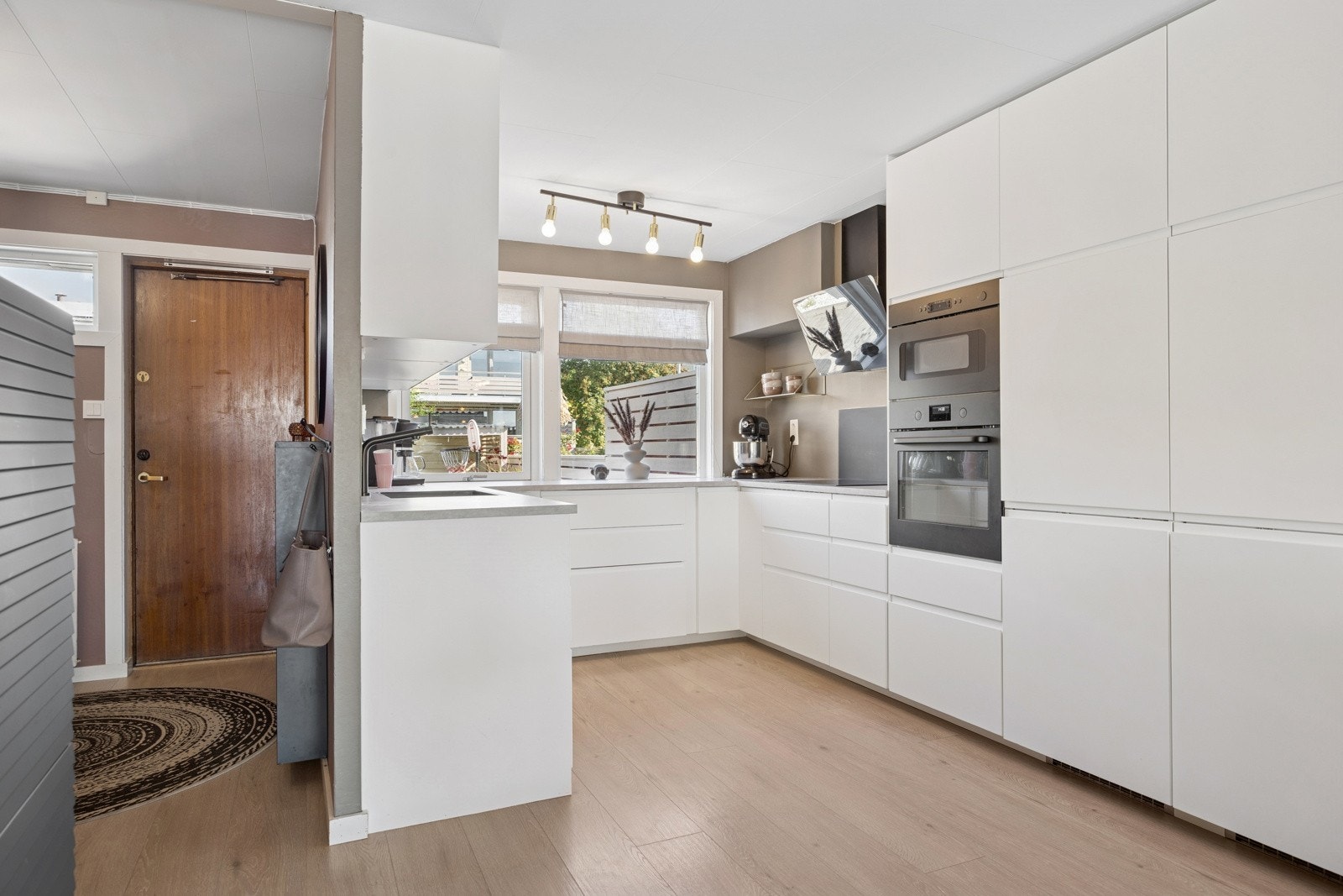 Kjøkkenet, som var nytt i 2022, har en praktisk utforming med gode benkeplater, gjennomtenkte løsninger og rikelig med lagringsplass. Innredningen er tidløs med slette fronter og integrerte håndtak. Galleribilde