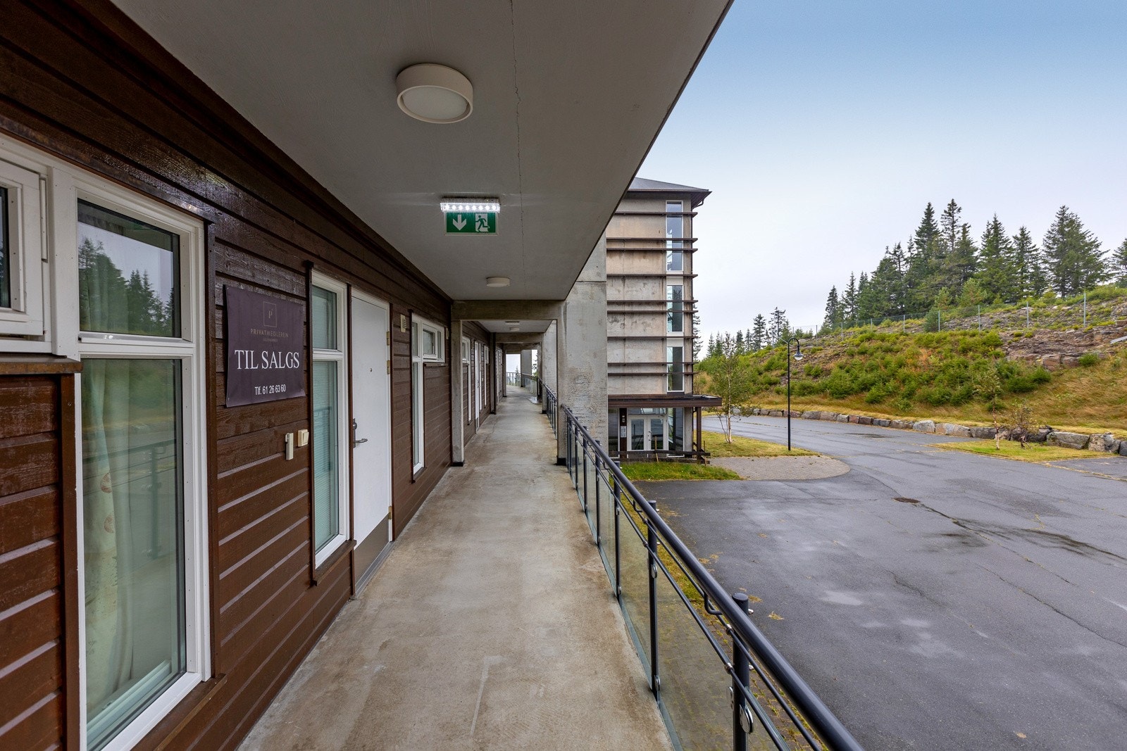 Overbygd svalgang ved inngangsparti Galleribilde