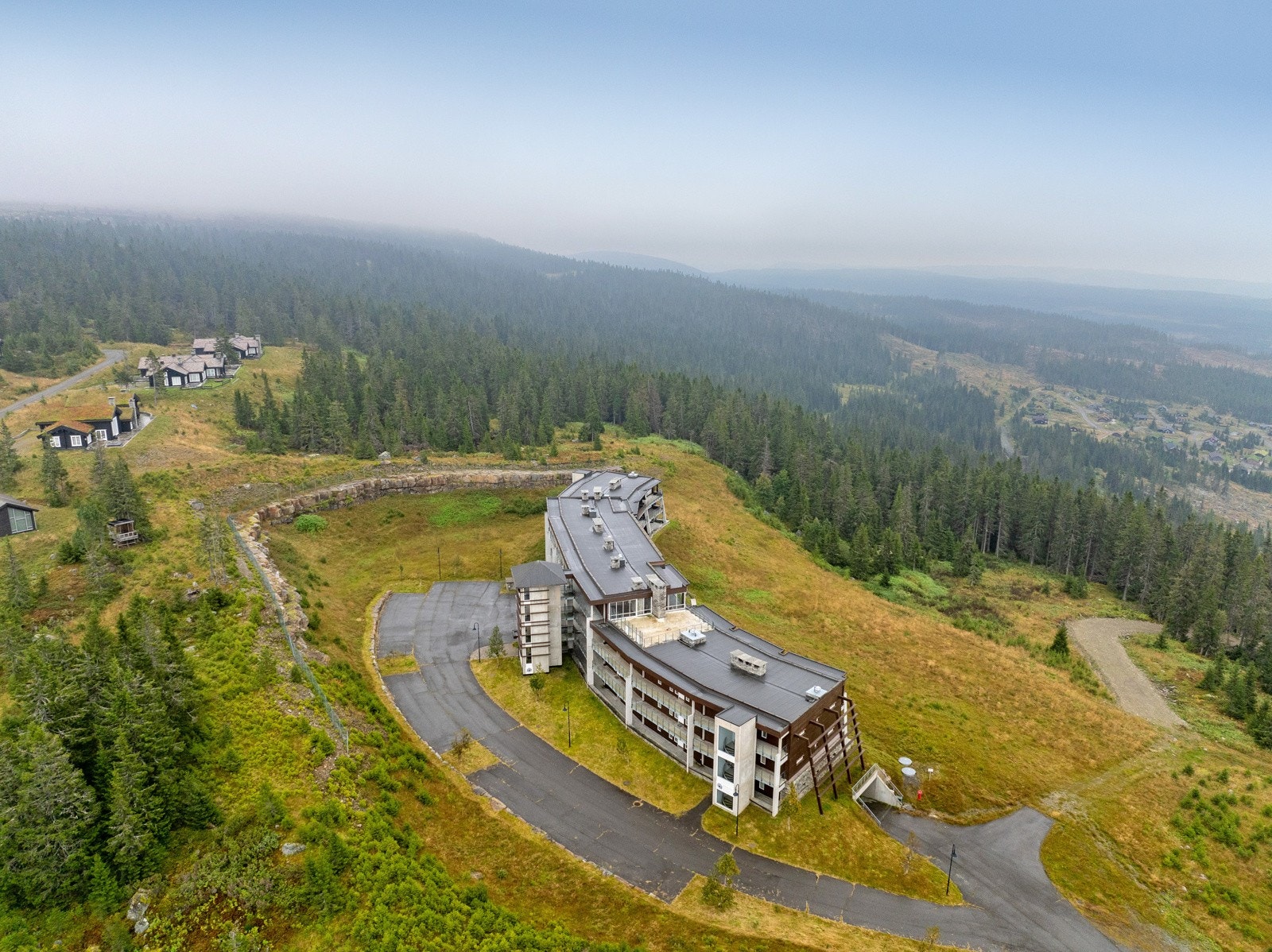 Terrassert leilighetsbygg som er tegnet av Kosbergs Arkitektkontor AS og ble ferdigstilt i 2005. Galleribilde