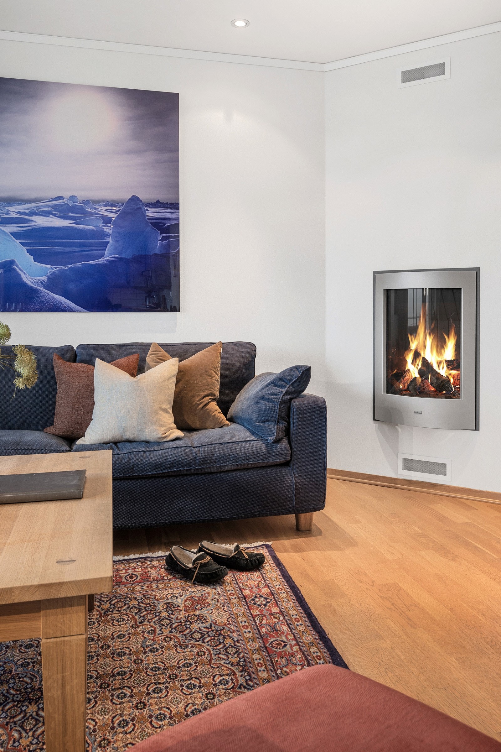 Gasspeisen i et hjørnet på stuen varmer godt på kalde dager og skaper en god stemning på mørke dager. Galleribilde