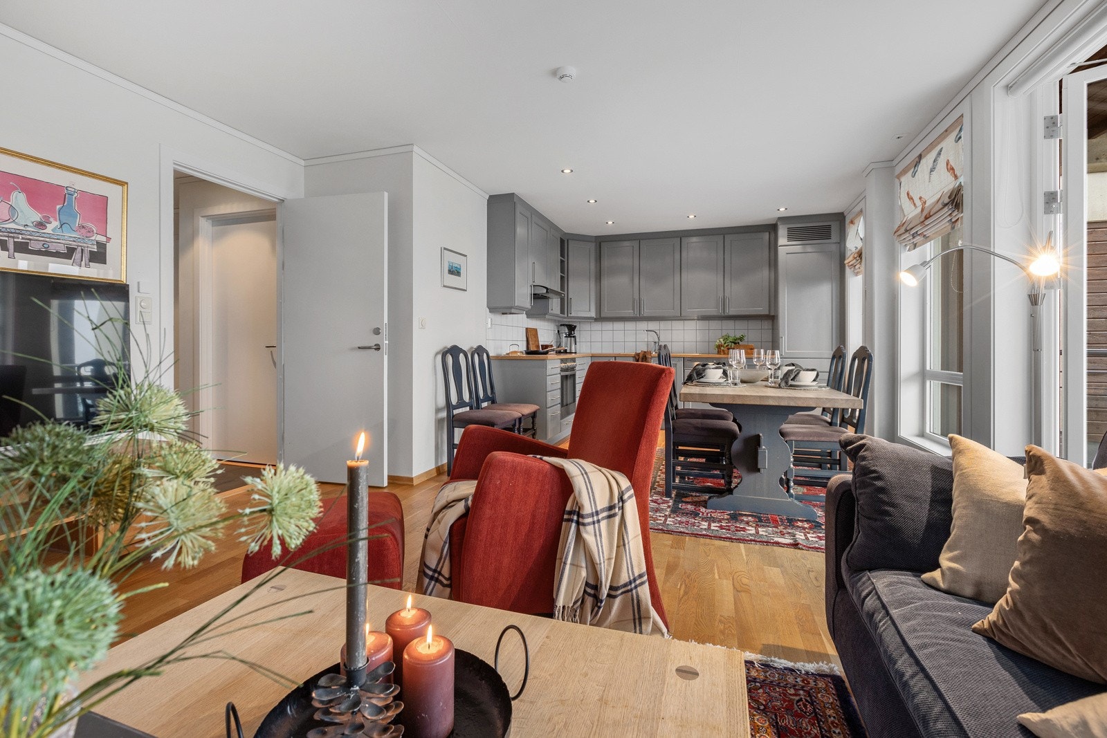 Det er store vindusflater som sørger for at lyset slippes inn og utsikten kan nytes fra sofakroken. Galleribilde