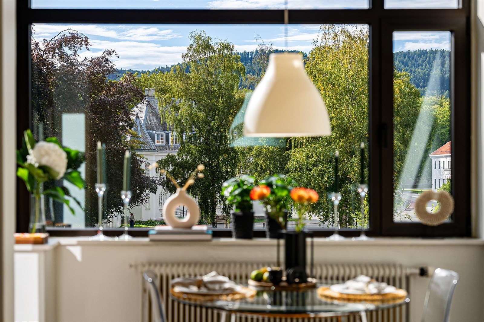 Store vindusflater gir leiligheten rikelig med lysinnslipp. Galleribilde