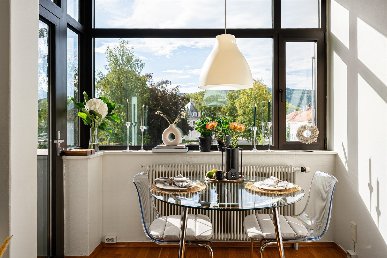 Spisegruppen faller naturlig inn mot stuevinduet. Galleribilde