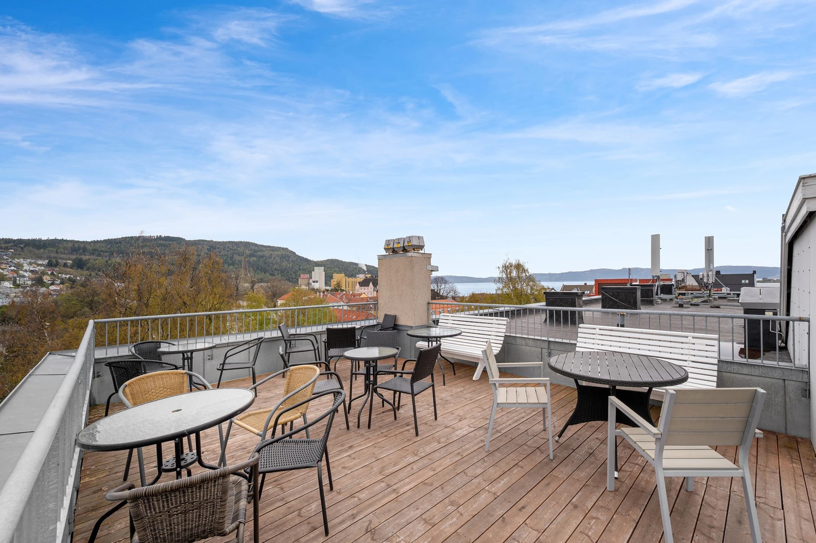 Umiddelbar adkomst til flott felles takterrasse med nydelig utsikt og sol hele dagen. Galleribilde