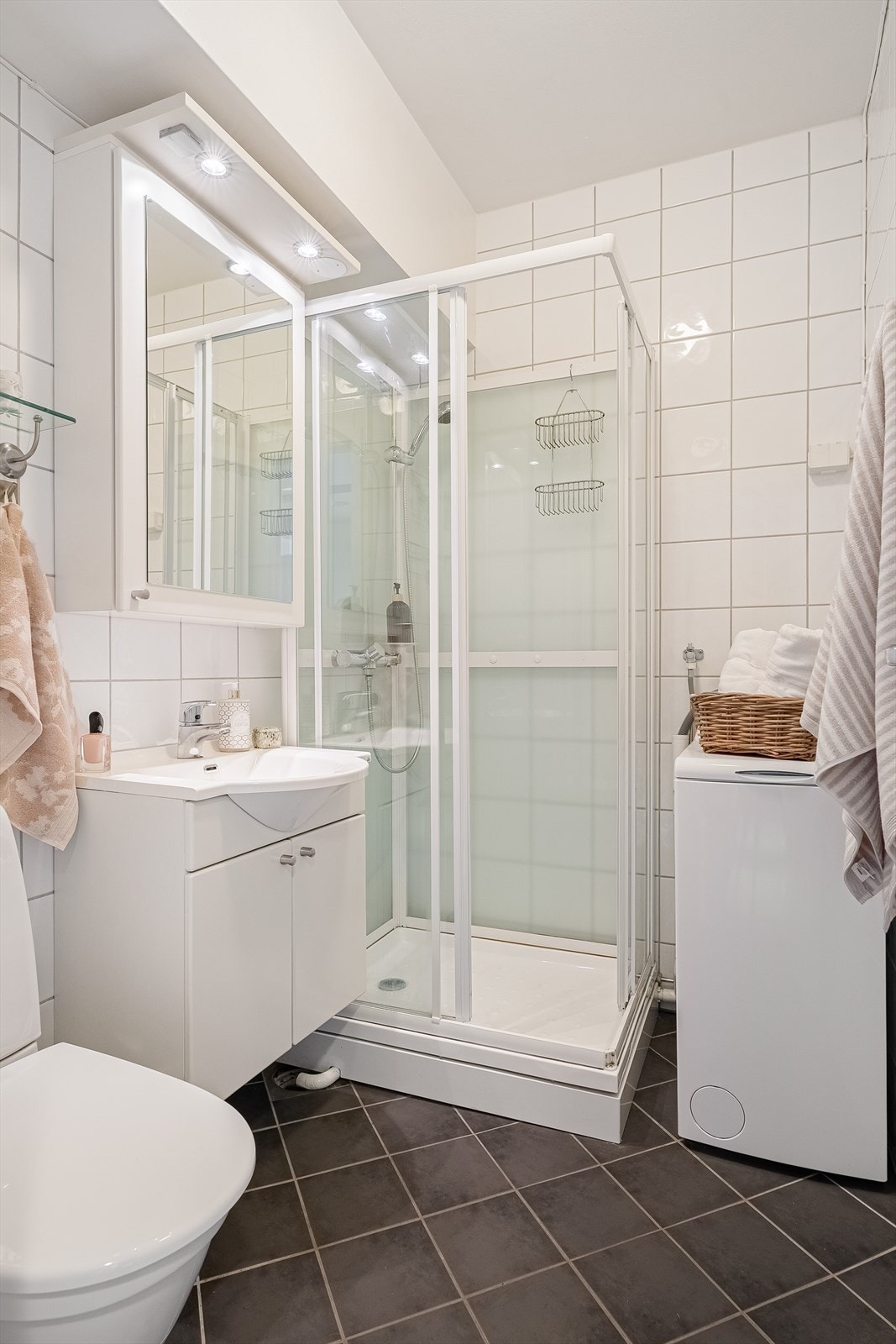 Flislagt bad på ca. 3,1 m². Badet består av dusjkabinett, gulvmontert toalett og innredning med servant. Galleribilde