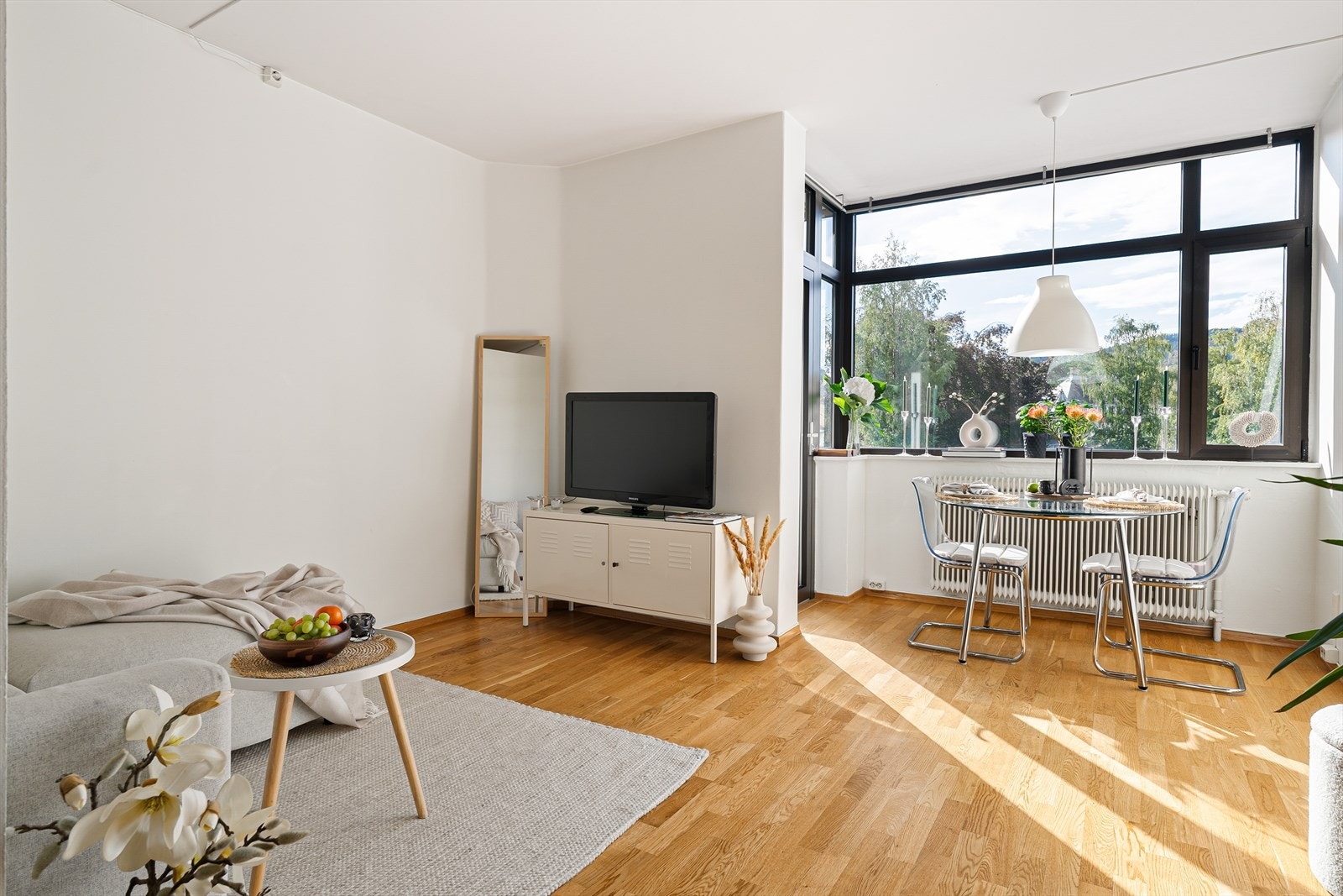 Leiligheten har en god planløsning med åpen kjøkken/stueløsning på ca. 19,3 m². Galleribilde