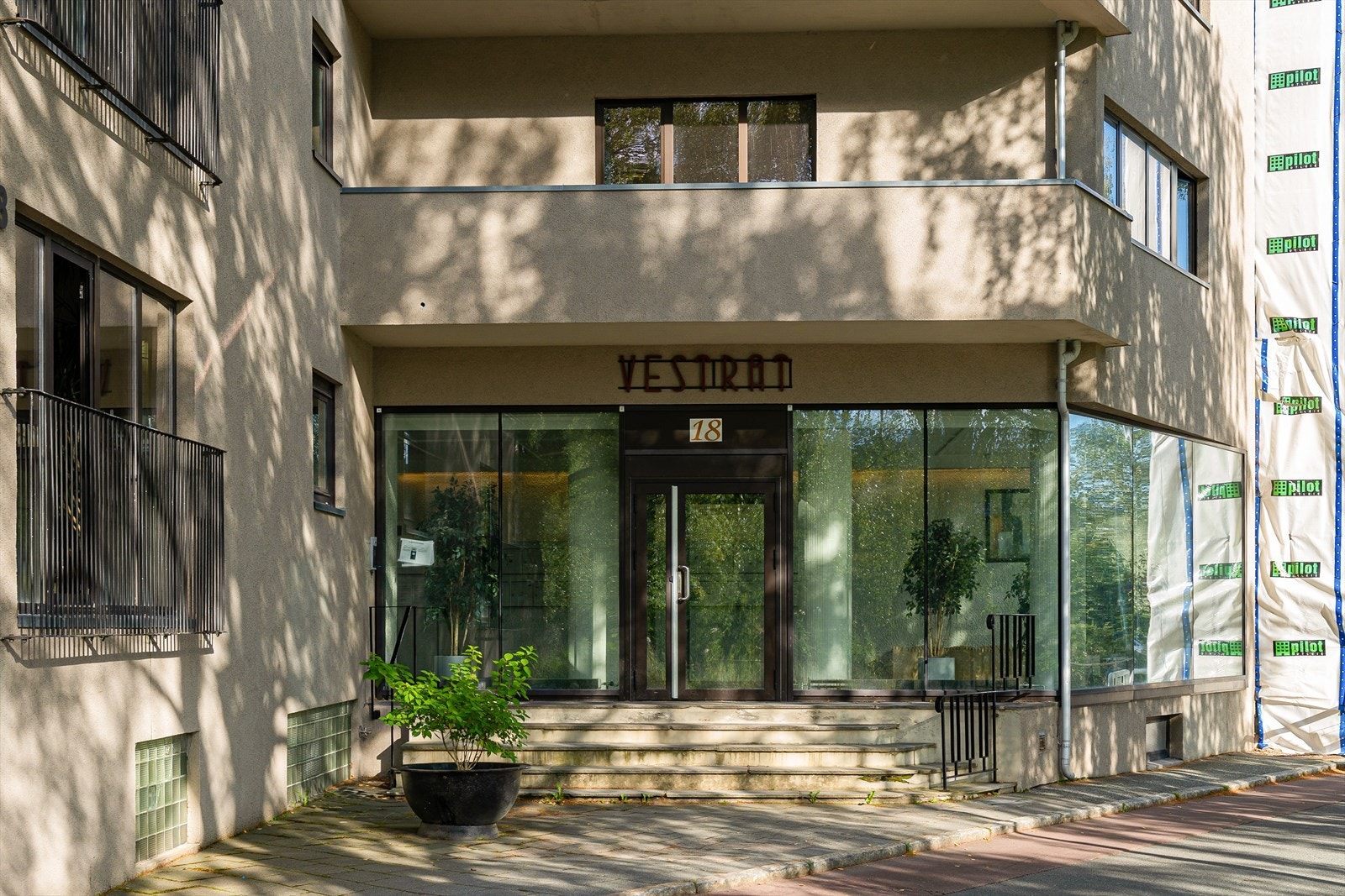 Bygget ble opprinnelig oppført som Vestråt Hotell i 1940, og omgjort til leiligheter i 2006. Skiltet ved inngangspartiet er bevart fra hotellets tid. Galleribilde