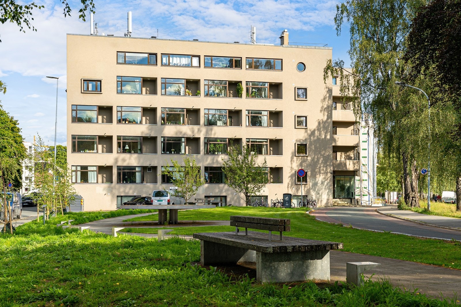 Leiligheten ligger utmerket til i forhold til offentlig kommunikasjon. Her bor du kun 300 meter unna bussholdeplassen Hospitalkirka med hyppige avganger og linjer. Galleribilde