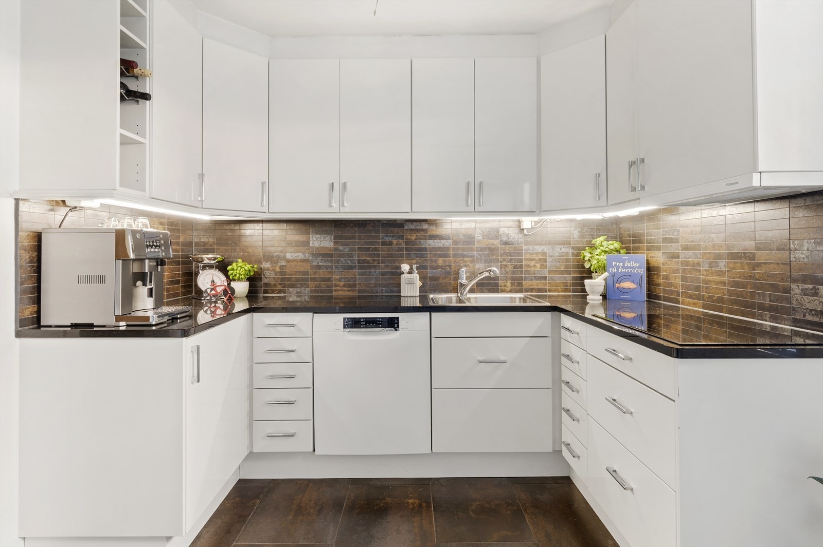 Stort separat kjøken med god benkplass. Galleribilde