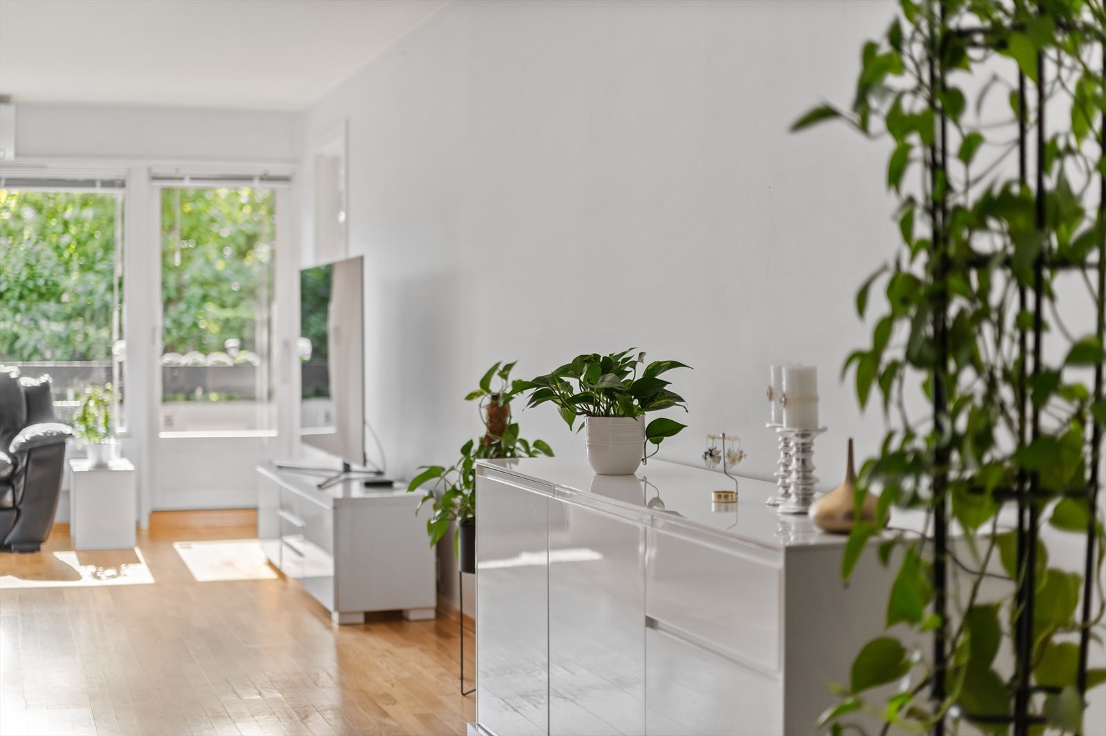 Store vestvendte vindusflater slipper inn rikelig med naturlig lys og skaper en luftig og trivelig atmosfære. Galleribilde