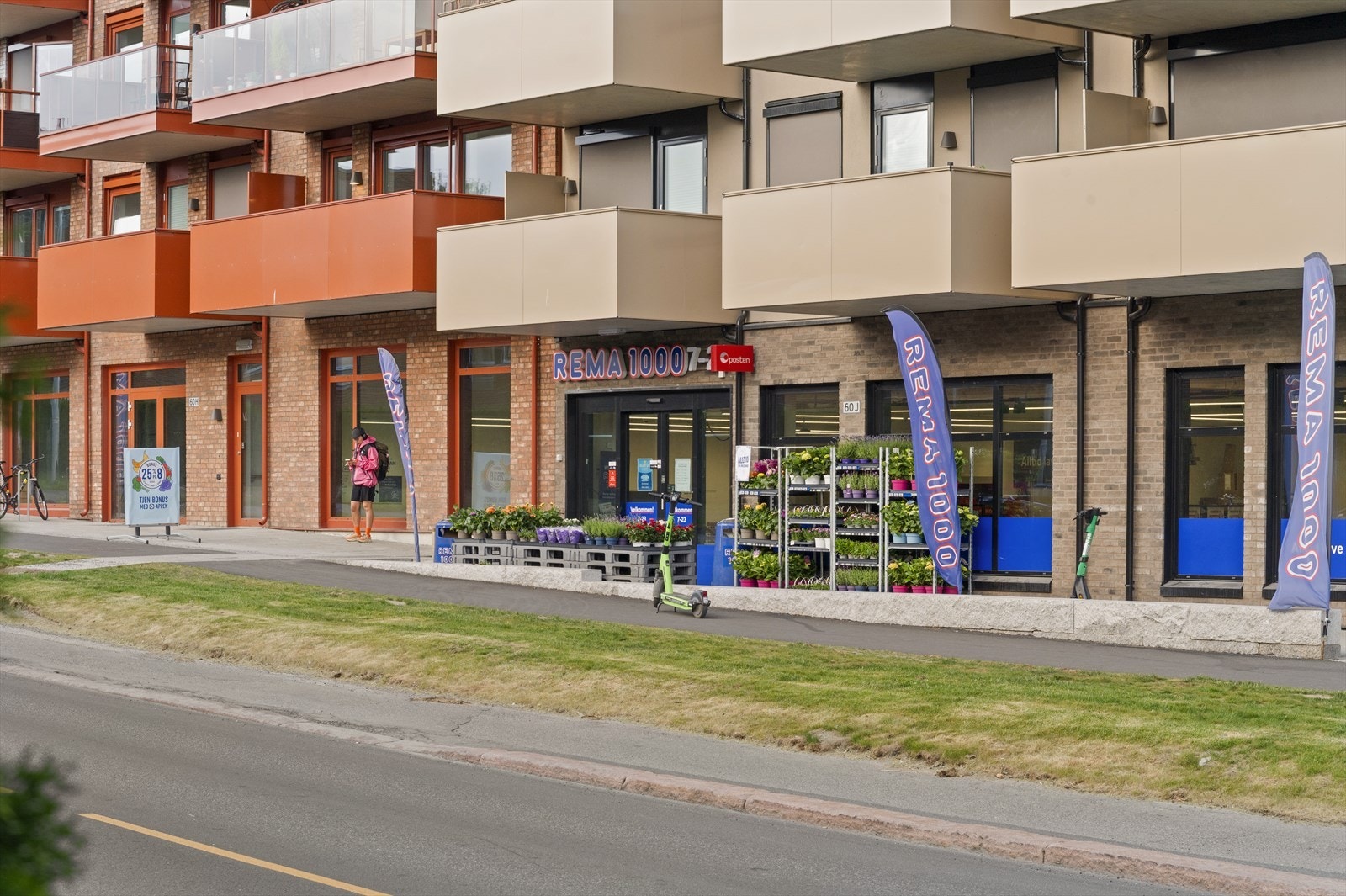 Eiendommen har en fint beliggenhet med kort vei til offentlig transport, dagligvarebutikk, Bjerkedalen park m.m. Galleribilde