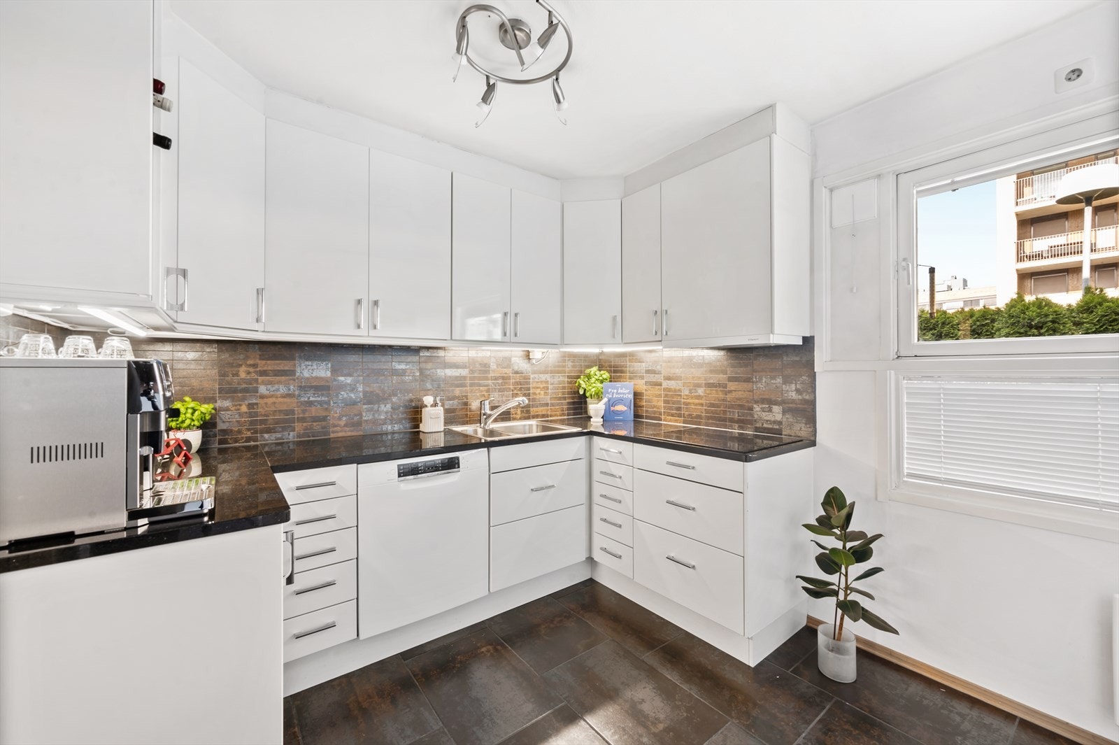 Adskilt og funksjonelt Marbodal kjøkken med god plass til frokostbord ved vindu. Galleribilde