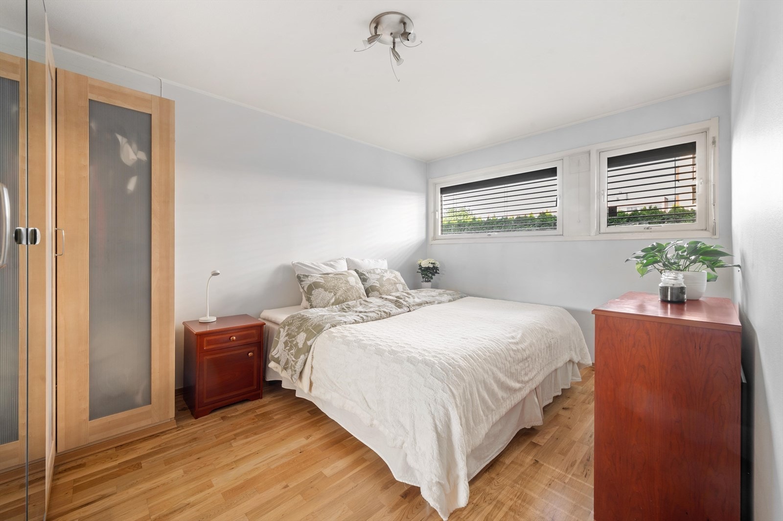 Boligen har to romslige soverom, begge med store vinduer som gir godt med dagslys og luftemuligheter. Galleribilde