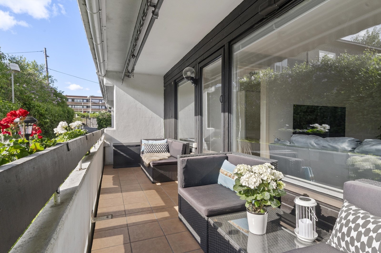 På terrassen er det flislagt dekke og markise og utelys. Galleribilde