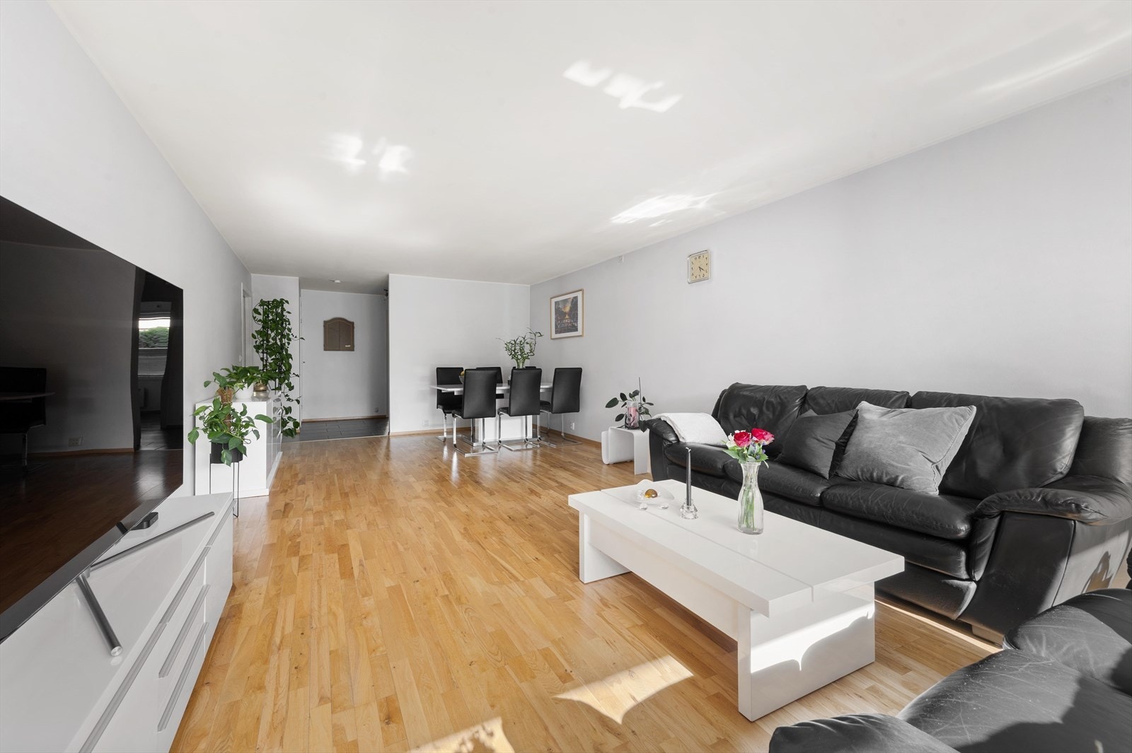 Lys og innbydende stue med nøytralt fargevalg og 3-stavs parkett på gulv. Galleribilde