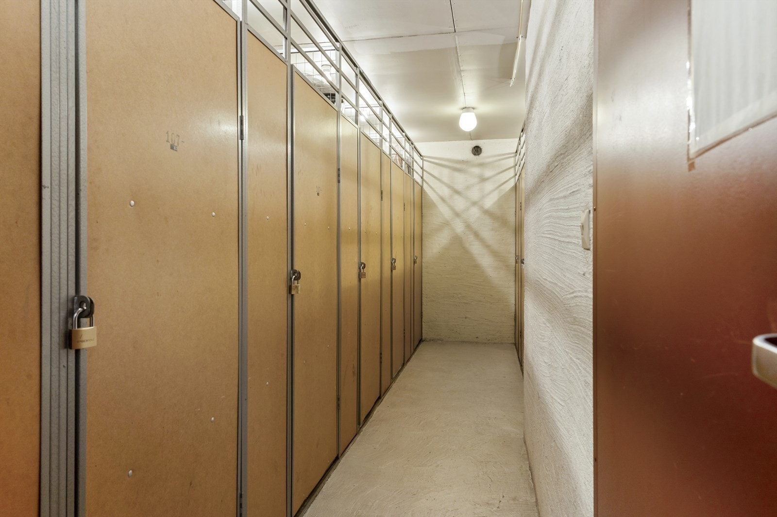 I tillegg disponerer boligen to boder i kjeller på hhv. 2 kvm hver. Galleribilde