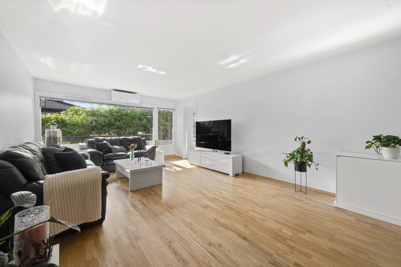 Rommets utforming gir gode innredningsmuligheter med plass til både sofagruppe og spisebord. Galleribilde