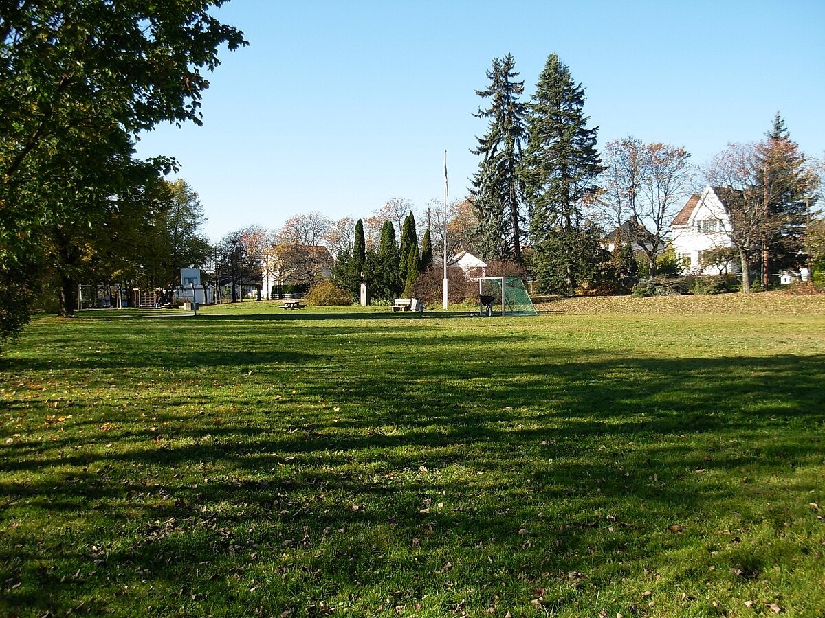 Sverre Refstads plass. Galleribilde