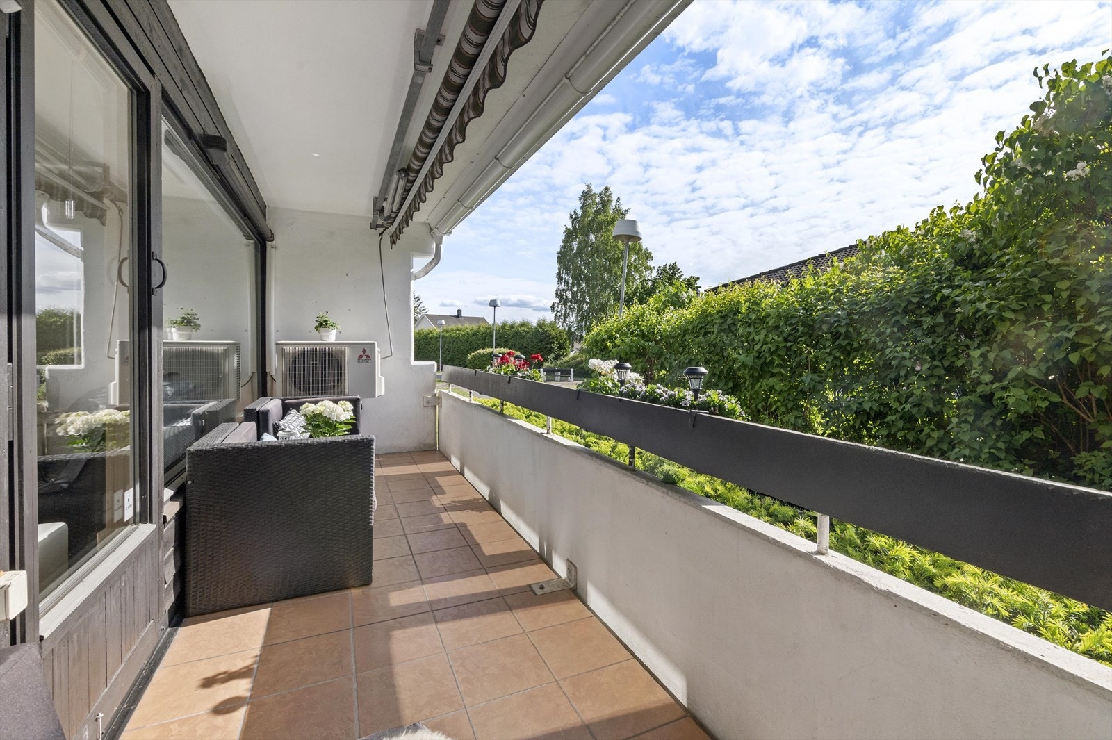 Dette er en lys og gjennomgående 3-roms eierleilighet med en god planløsning på Brobekk/Risløkka. Med leiligheten følger også garasjeplass med EL. Galleribilde