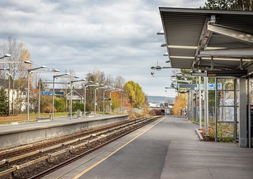 Risløkka T-banestasjon ligger, i likhet med Vollebekk, kun omtrent 5 minutters gange fra boligen - begge fungerer som viktige kollektivknutepunkter i området. Galleribilde