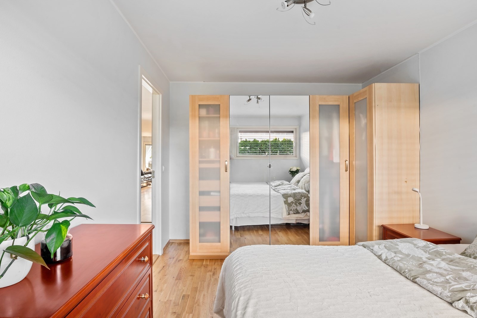 Store og medfølgende garderobeskap gir god oppbevaringsplass til klær og andre personlige eiendeler. Galleribilde